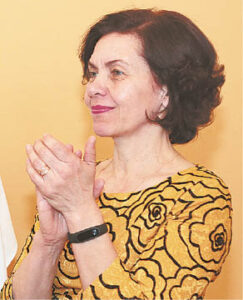 Asta Volungevičienė gėrėjosi ir šokėjų rūbais: Leipalingio šokėjų vadovė pati išsiuvinėjo gražiąsias prijuostes... 