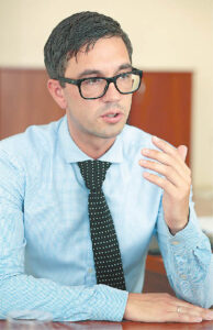 Marijampolės pirminės sveikatos priežiūros centro Palaikomojo gydymo ir slaugos skyriaus direktorius Mantas Čėsna įsitikinęs, kad slauga jų skyriuje teikiama kvalifikuotai. 