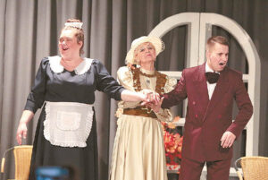 „Kas čia dabar darosi?“ Renata Jarimavičienė, Rasa Matulevičienė ir Aurimas Galianovas savo herojus kuria sutirštindami spalvas.