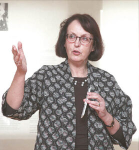 Menotyrininkė Rasa Žukienė akcentavo, kad Evos Kubbos darbai turi vertę Australijoje ir visame pasaulyje.