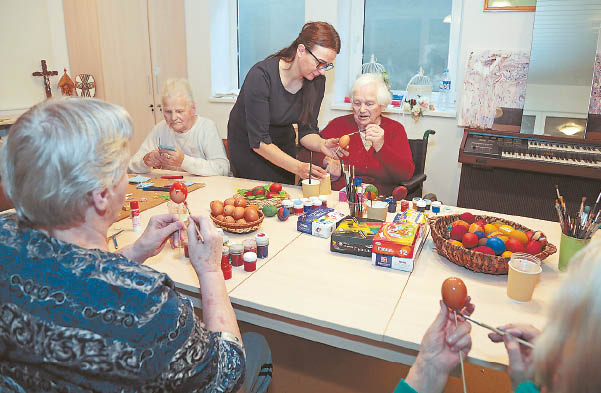 Šv. arkangelo Mykolo globos namuose jau ruošiami velykiniai margučiai.