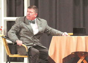 Vien dėl to, kad gauna mažai algos, Reimundo Tyro personažas yra žmonos nuolat niekinamas... 