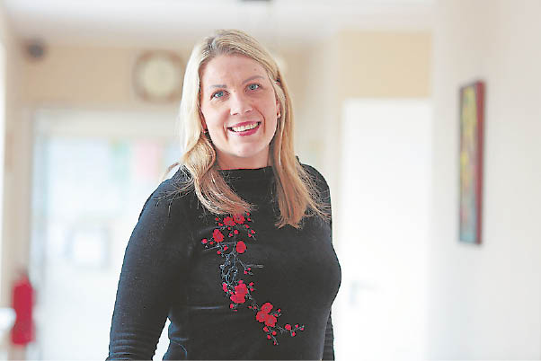 „Mūsų namuose galima oriai, visavertiškai gyventi, kiti gal net ir namuose tokių sąlygų nėra turėję“, – sako Marijampolės šv. arkangelo Mykolo globos namams vadovaujanti Vilma Požarskienė.