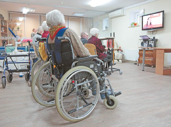 Senolių atokvėpis prie televizoriaus.