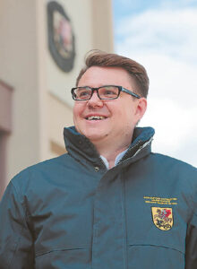 Marijampolės savivaldybės Viešosios tvarkos skyriaus vedėjas Paulius Čeponas sako, kad vaizdo stebėjimo operatorių darbas yra labai svarbus ir reikalingas. Jie padeda užfiksuoti ir išaiškinti smulkius nusikaltimus, o visai neseniai stebėdami kamerų filmuojamą vaizdą jie pastebėjo ir padėjo surasti Interpolo ieškomą asmenį.