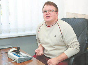 Marijampolietis Eitvydas Daubara, ieškodamas darbo savarankiškai, susidūrė su neigiamu darbdavių požiūriu į neįgaliuosius, todėl gavęs pasiūlymą dirbti vaizdo stebėjimo operatoriumi nedvejodamas sutiko.