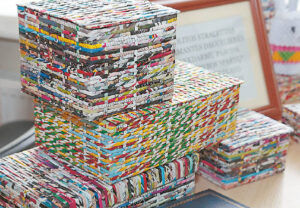 Parodos lankytojai žavisi Jolitos spalvingai „aprėdytomis“ dėžutėmis.