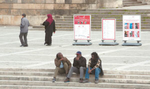 Diskriminacija gali nutikti bet kur: darbe, universitete, kolegijoje mokykloje, parduotuvėje, banke, draudimo bendrovėje, naktiniame klube ar kt.