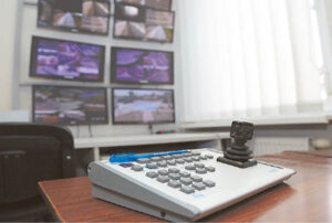 Vaizdo stebėjimo operatorių darbo vieta pritaikyta specialiai fizinę negalią turintiems asmenims. Svarbiausia čia – atidumas, pastabumas ir kruopštumas. 