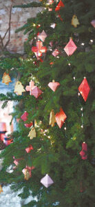 Eglutė, papuošta porceliano žaisliukais, sukuria ypač jaukią nuotaiką.