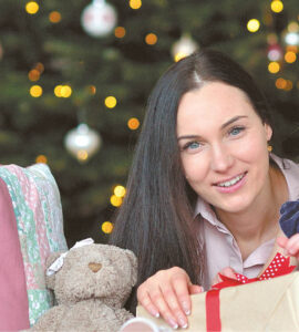 Aplinkos ir interjero dizainerė Indrė Kazlauskienė savo keramikos dirbtuvėje kuria prabangius gaminius iš porceliano.