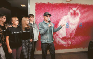 „Malonny“ iniciatorius R. Bartkus viešbučio „Mercure Marijampolė“ fojė paliko dovaną – dar vieną katę Marijampolės kačių kolekcijai.