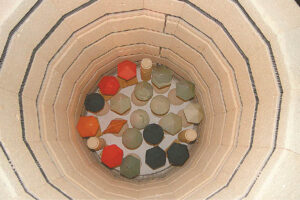 Porcelianui degti naudojama speciali cilindro formos krosnis.