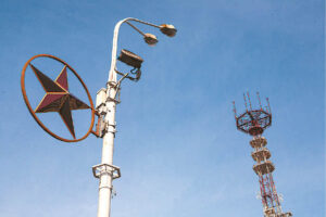 Turistams neva atsiveriančios priešiškai veikiančios prieš Lietuvą šalys pasaulį suvokia keistai. Nors sovietinis režimas subyrėjęs, Baltarusijoje vis dar garbinami santvarkos simboliai, o šalies peizažas, kaip ir Rusijos ambasados stogas Vilniuje, išmargintas įvairiomis neaiškios paskirties antenomis.