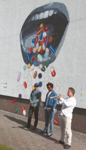 Menininkas iš Niujorko E. Elyzej pristato savo darbą ant Pirminės sveikatos priežiūros centro sienos Bažnyčios g.