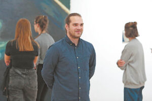 Autorius džiaugėsi gausiai susirinkusiu jaunimu, buvusiais pedagogais, Marijampolės kūrėjais.