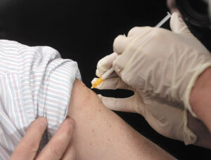 Vakcinų sukūrimas pradėjo naują medicinos erą: likviduotos daug gyvybių nusinešusios užkrečiamos ligos, išnaikinti raupai, sumažėjo sergamumas kitomis pavojingomis ligomis. Nuotrauka iš „Santarvės“ archyvo