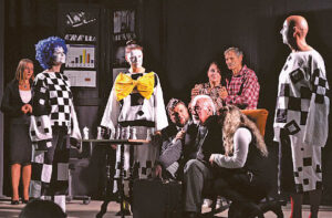 Viena baigiamųjų uteniškių spektaklio „Už tave to padaryti negaliu“ scenų.