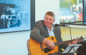 Ne tik dainuojantis, bet ir kuriantis muziką Arūnas Danielius šį kartą dainavo apie transportą ir kelius...