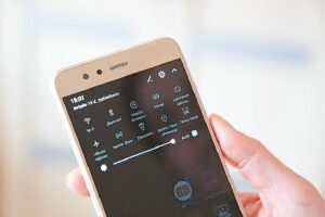 NKSC atkreipia dėmesį nemodifikuoti savo operacinės sistemos, siekiant išgauti daugiau telefono galimybių – tai panaikintų esamas telefono apsaugas ir padidintų kenkėjiškų programų keliamas rizikas.