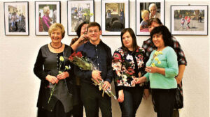 „Žvilgsnio“ vadovas Almas Matulaitis su keletu parodos „Dvi širdys“ dalyvių.