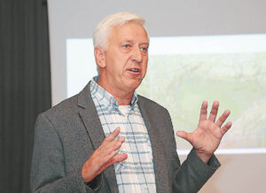 Pasak Arūno Pranaičio, atkuriant pelkę, mišką kirsti ne visuomet būtina (kai kur – techniškai labai brangu), bet jei nekirsi miško prieš atkurdamas pelkę, per kelis metus turėsi jį nudžiūvusį.