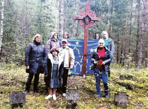 Grupė išvykos dalyvių prie I pasaulinio karo karių kapų.