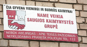 Užrašas, kad name veikia saugios kaimynystės grupė, policijos pareigūnų teigimu, nusikalsti linkusius asmenis veikia atgrasančiai. 