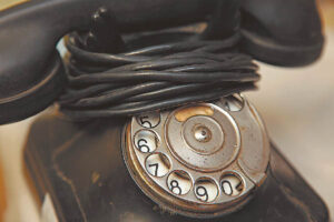 Nacionalinis kibernetinio saugumo centras pataria būti budriems ir parsisiunčiant bet kokias programėles į telefoną atidžiai skaityti jų naudojimo taisykles. Išmanieji – nebe paprasti laidiniai telefonai. Jie tarsi kompiuteriai, kupini informacijos, kurią abejotino saugumo aplikacijos gali naudoti, matyti, keisti.