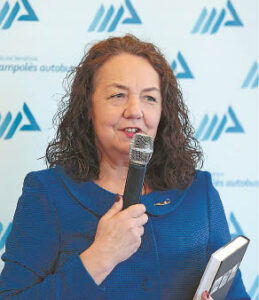 Marijampolės autobusų parko direktorė Dalytė Venčkauskienė dėkojo knygos autoriui už svajonės įgyvendinimą. 