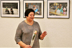 Marijampolės savivaldybės neįgaliųjų draugijos pirmininkė Lina Ežerinskienė sulaukė padėkos žodžių už aktyvią veiklą, o pati džiaugėsi neabejingais žmonėmis. 