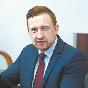 – Norint kuo greičiau užgesinti tokį gaisrą ir apsaugoti gyventojus, reikalinga valstybės parama, – įsitikinęs Karolis Podolskis.