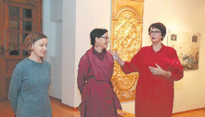 Parodą pristato (iš kairės) menininkės iš Kauno Giedrė Kriaučionytė, Monika Žaltauskaitė-Grašienė ir menotyrininkė, profesorė dr. Rasa Žukienė.