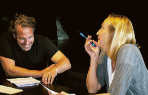 Aktorė Jūratė Onaitytė ir režisierius Sjaronas Minailo kūrybos procese.