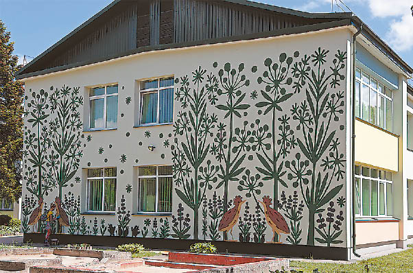 Piešiniai ant lopšelio-darželio „Rūta“ fasadų sukurti pagal Lietuvos karpinių klasikės Julijos Daniliauskienės kūrinius.