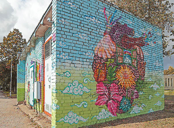 Apleista elektros pastotė Kokolos gatvėje ištapyta mistiniais gyviais. Piešiniai sukurti pagal žymaus Indonezijos menininko eskizus.