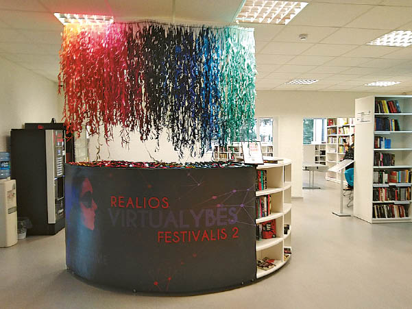 Instaliacija „Adaptuoti augalai“, sukurta festivaliui „Realios virtualybės 2“ , kviečia pamąstyti, koks svarbus mums ryšys su gamta ir siekimas ją išsaugoti.