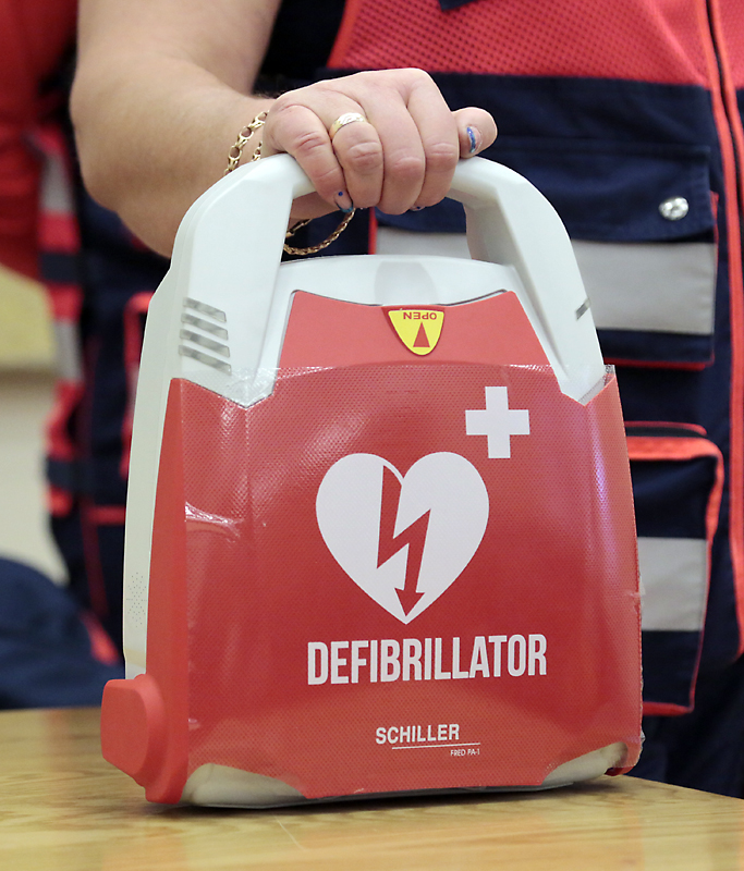 Žmonės raginami naudotis prie Savivaldybės administracijos pastato ir Kultūros centro esančiais defibriliatoriais.