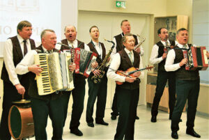 Tarsi dar vienas momentas iš filmo – dainos, kurias traukė ir visi susirinkusieji. 