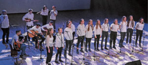 Kauniečių moksleivių ansamblis „Gilė“ maloniai nustebino.