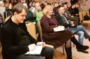 Pirmoje eilėje – vertintojų komisija.