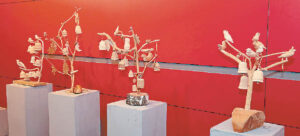 Štai tokie Gyvybės medžiai, kuriuos tautodailės specialistai palygino su garsiojo Liongino Šepkos darbais...