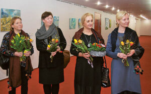 Tiek autorių dalyvavo parodos atidaryme (Aušrinė Dubauskienė dešinėje). 
