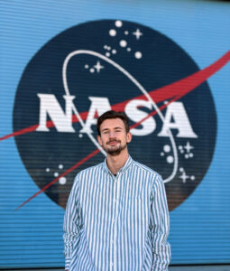 Tai ne turistinė nuotrauka atminimui prie garsaus ženklo. A. Vilutis čia dirbo.