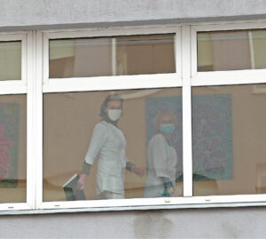 Kol vaistų nuo koronaviruso nėra, veiksmingiausia viruso pažabojimo priemonė – karantinas, socialinių kontaktų vengimas, saviizoliacija.