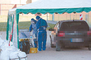 Marijampolės mobiliame patikrų punkte pastarosiomis dienomis buvo nemažai laisvų vietų tyrimams. Atvykti išsiaiškinti sergama koronavirusu ar ne Marijampolės apskrities gyventojus ragino merai, savivaldybių administracijų specialistai.