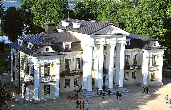 Restauruoti Paežerių dvaro rūmai sulaukia daug lankytojų.