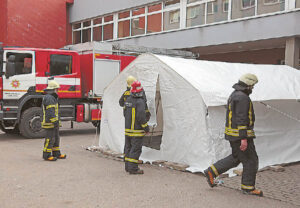 Palapinė greta Marijampolės ligoninės sergantiems koronavirusu pacientams skirstyti buvo įrengta penktadienį. Jei būtų įrengta anksčiau, galbūt šiandien koronaviruso protrūkio Marijampolės ligoninėje neturėtume?