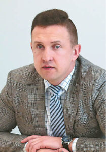 Marijampolės savivaldybės Ekstremalių situacijų komisijos pirmininkas Karolis Podolskis sako, kad kurį laiką nedidelį koronaviruso atvejų skaičių Marijampolėje turėjome, nes gyventojai atsakingai laikėsi saviizoliacijos, paisė higienos reikalavimų. Deja, kaip dabar matome, drausmės kai kuriais atvejais trūko.