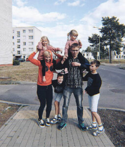 Tinklaraštininkė, keturių vaikų mama I. Arnauskienė teigia, kad vaikui susirgus svarbiausia sąmoningai vertinti kiekvieną situaciją, konsultuotis su kompetentingais specialistais ir atsakingai laikytis jų rekomendacijų vartojant nurodytus vaistus. Nuotrauka iš asmeninio archyvo